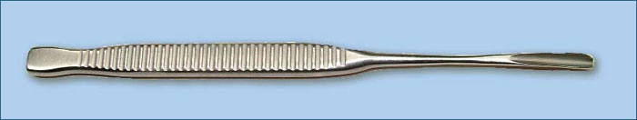 Долото оториноларингологическое с ручкой рифленой плоской, желобоватое изогнутое М-МИЗ 140/3 мм