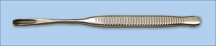 Долото оториноларингологическое с ручкой рифленой плоской, желобоватое изогнутое М-МИЗ 140/4 мм