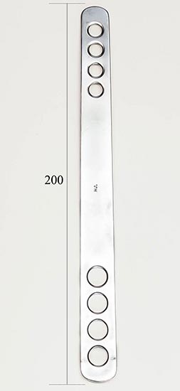 Шпатель двухсторонний для языка при осмотре глотки изогнутый, с круглыми отверстиями, длиной 200 мм